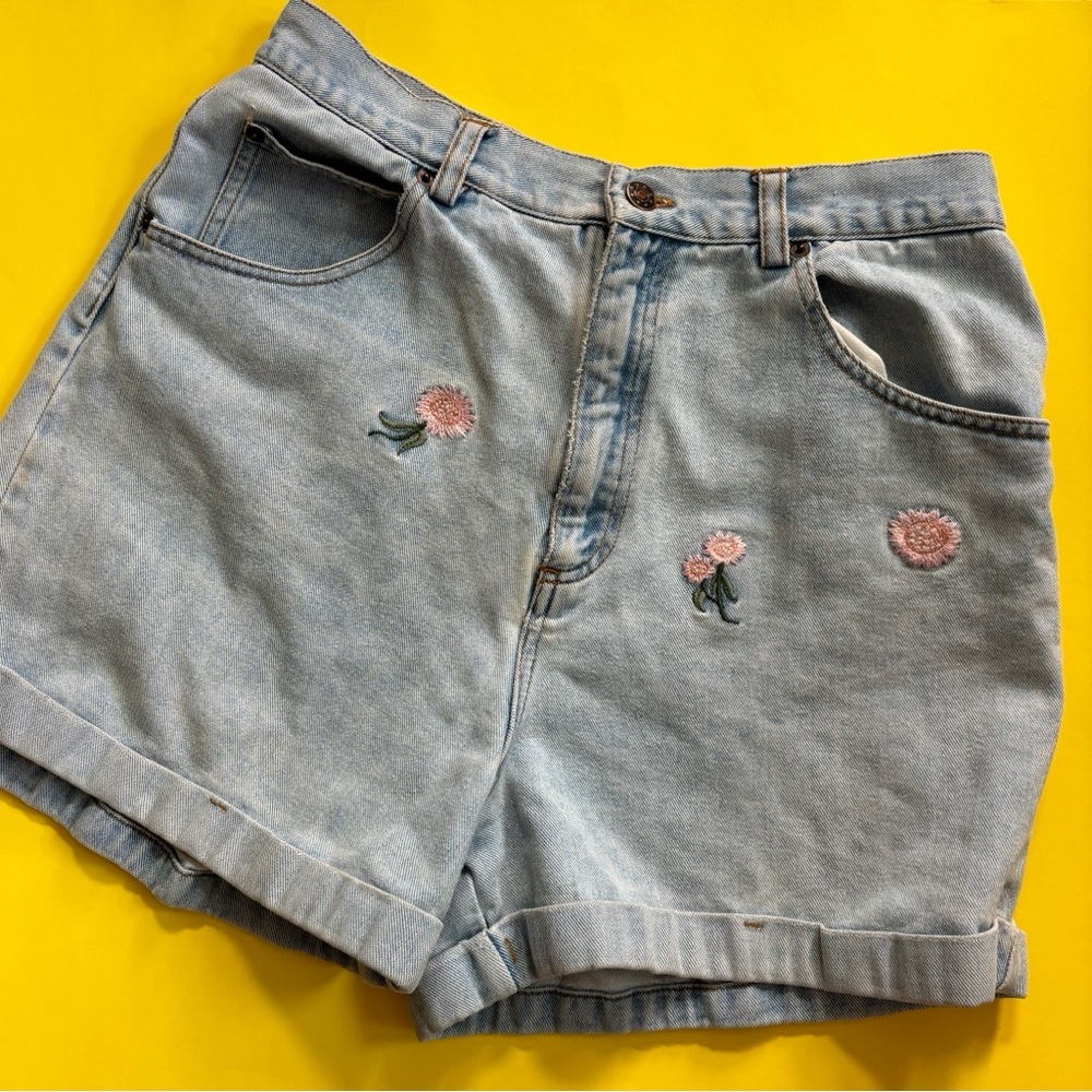 Vintage 90s Light Wash Floral Embroidered High Waist Shorts